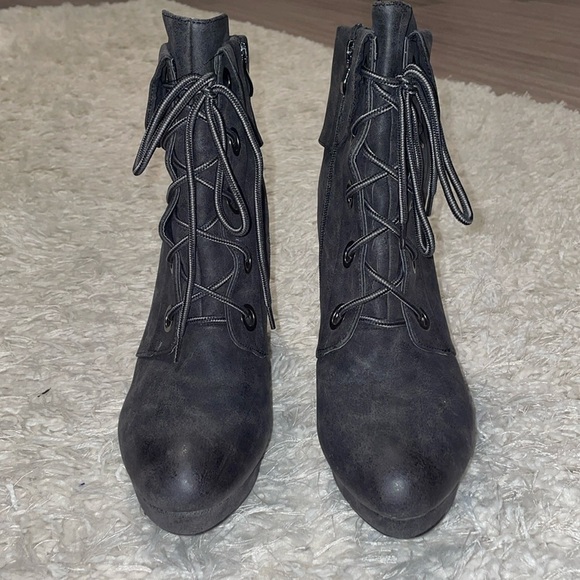 2 Lips Too Women’s Lace Up Booties Size 11 Grey Faux Suede Lucy Short Rise - Picture 8 of 15